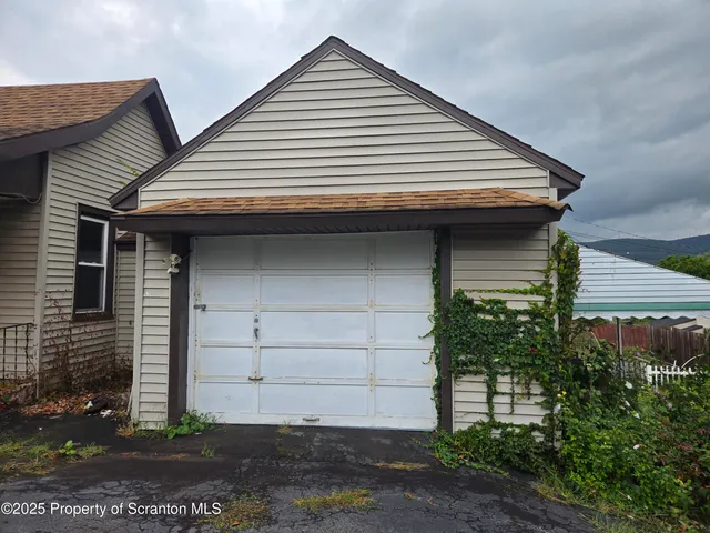 $10,800 | 441 Sanderson Street, Throop, PA 18512