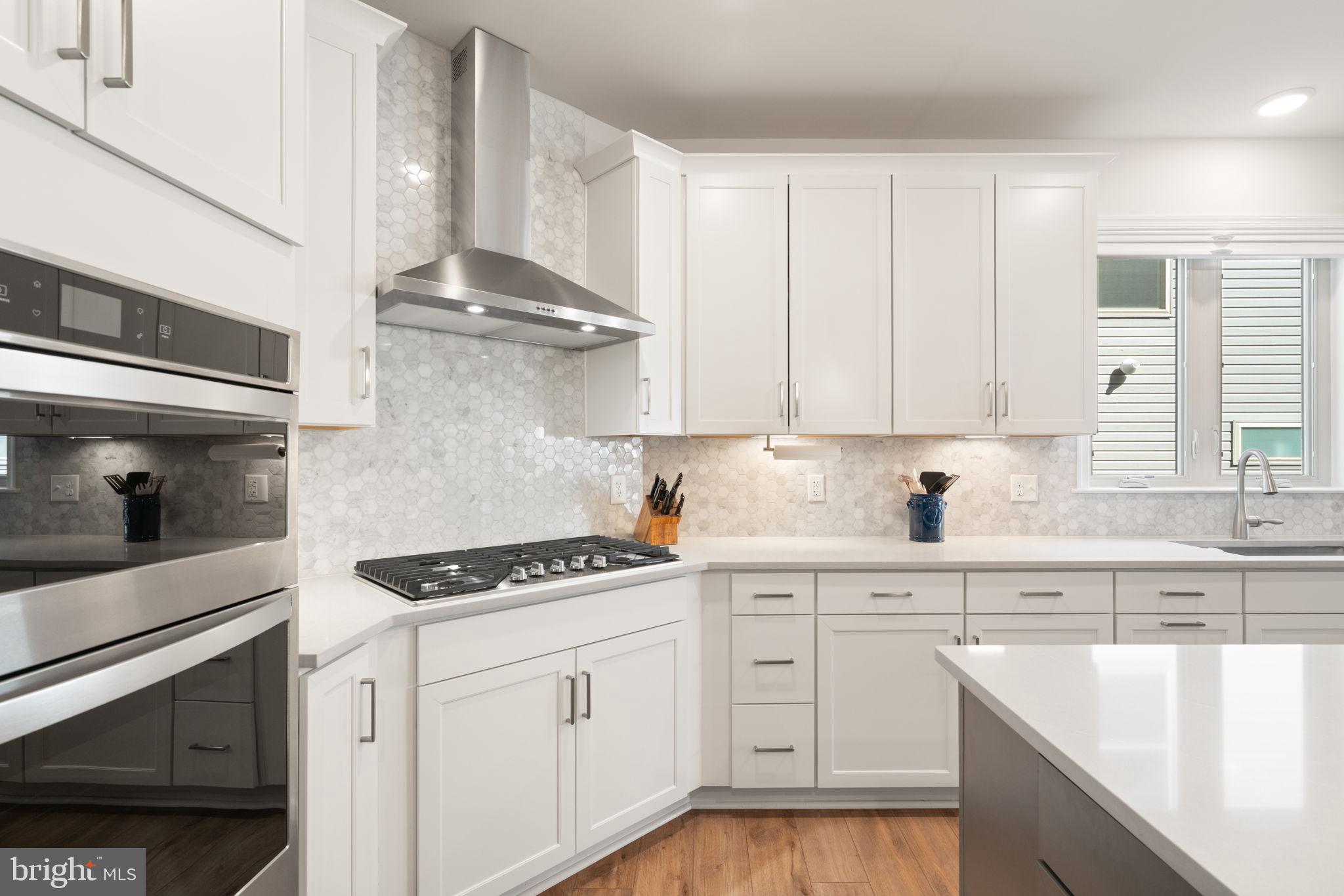 15795 Gardenia Rdg Way Haymarket, VA 20169 - Photo 7 of 63 a kitchen with white cabinets and appliances