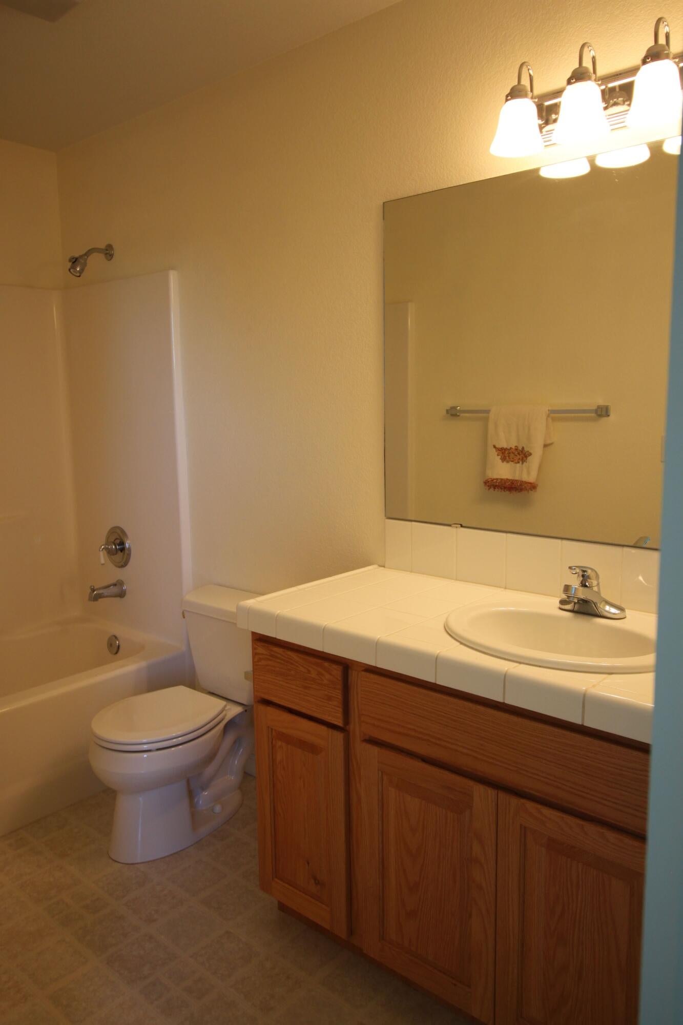19846 Powers Road Bend, OR 97702 - Photo 13 of 20 Jr suite bath vertical