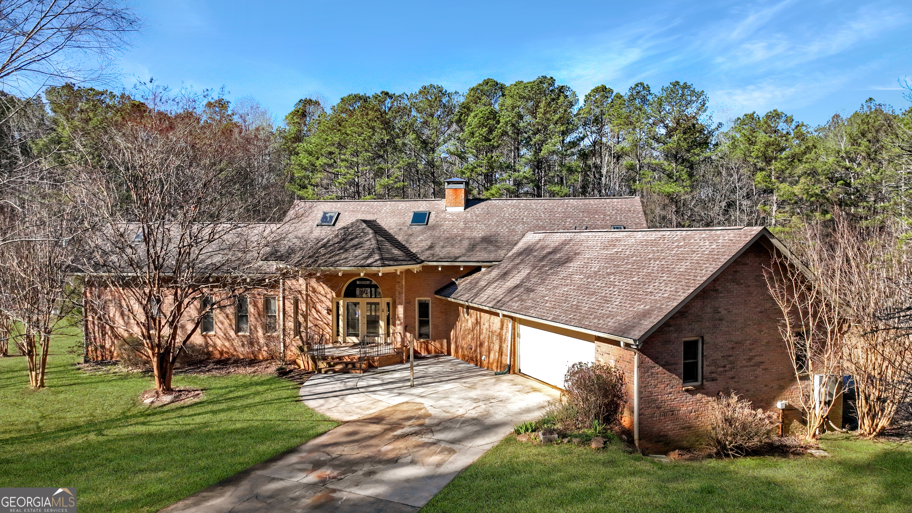 a view of a house with a yard