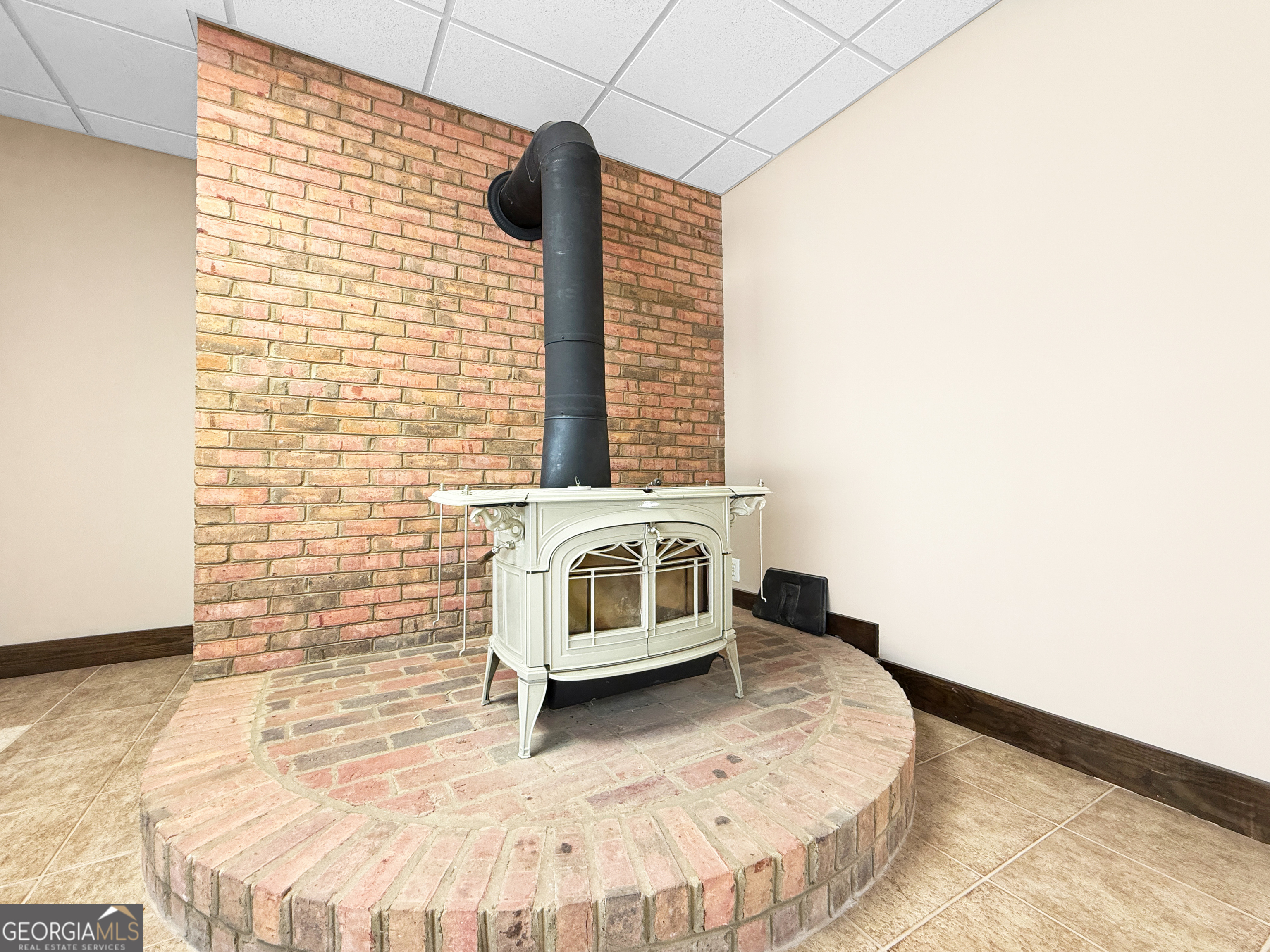 1140 Highway 54 Moreland, GA 30259 - Photo 27 of 39 a bedroom with a sink and a walk in closet