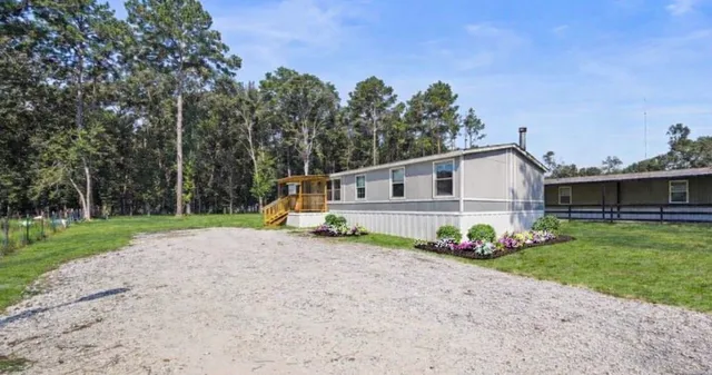 a view of a house with backyard