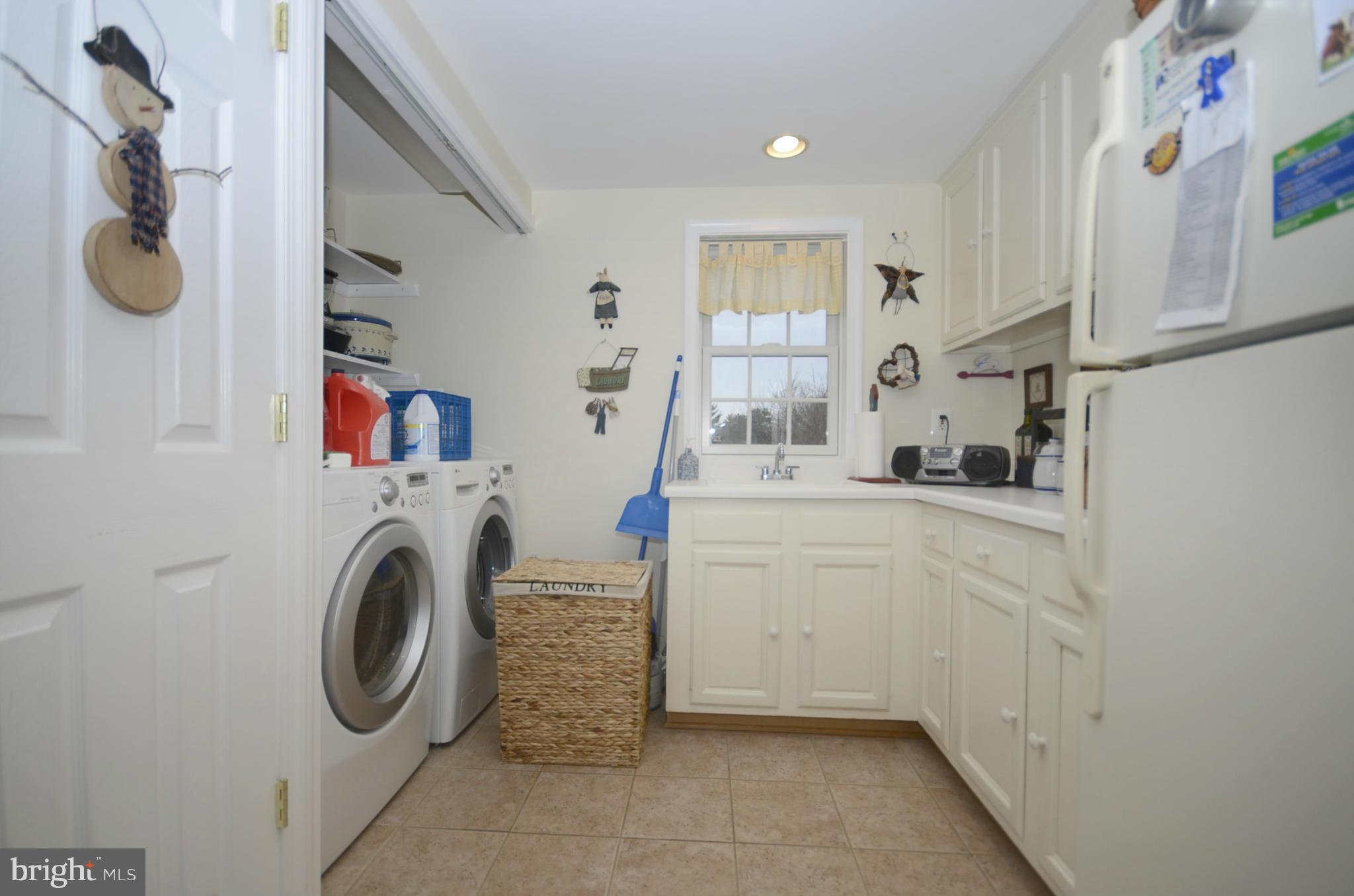 19120 Bloomfield Road Olney, MD 20832 - Photo 15 of 28 Main level Laundry Room