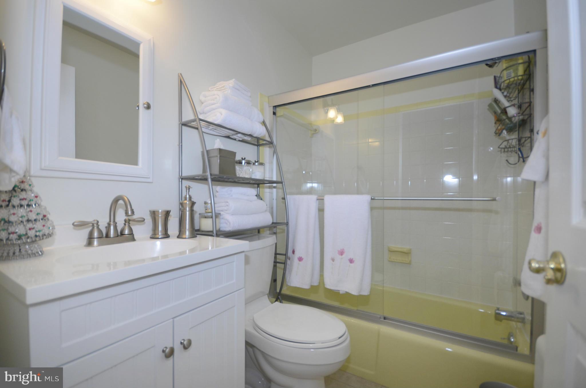 19120 Bloomfield Road Olney, MD 20832 - Photo 18 of 28 Hall Bath