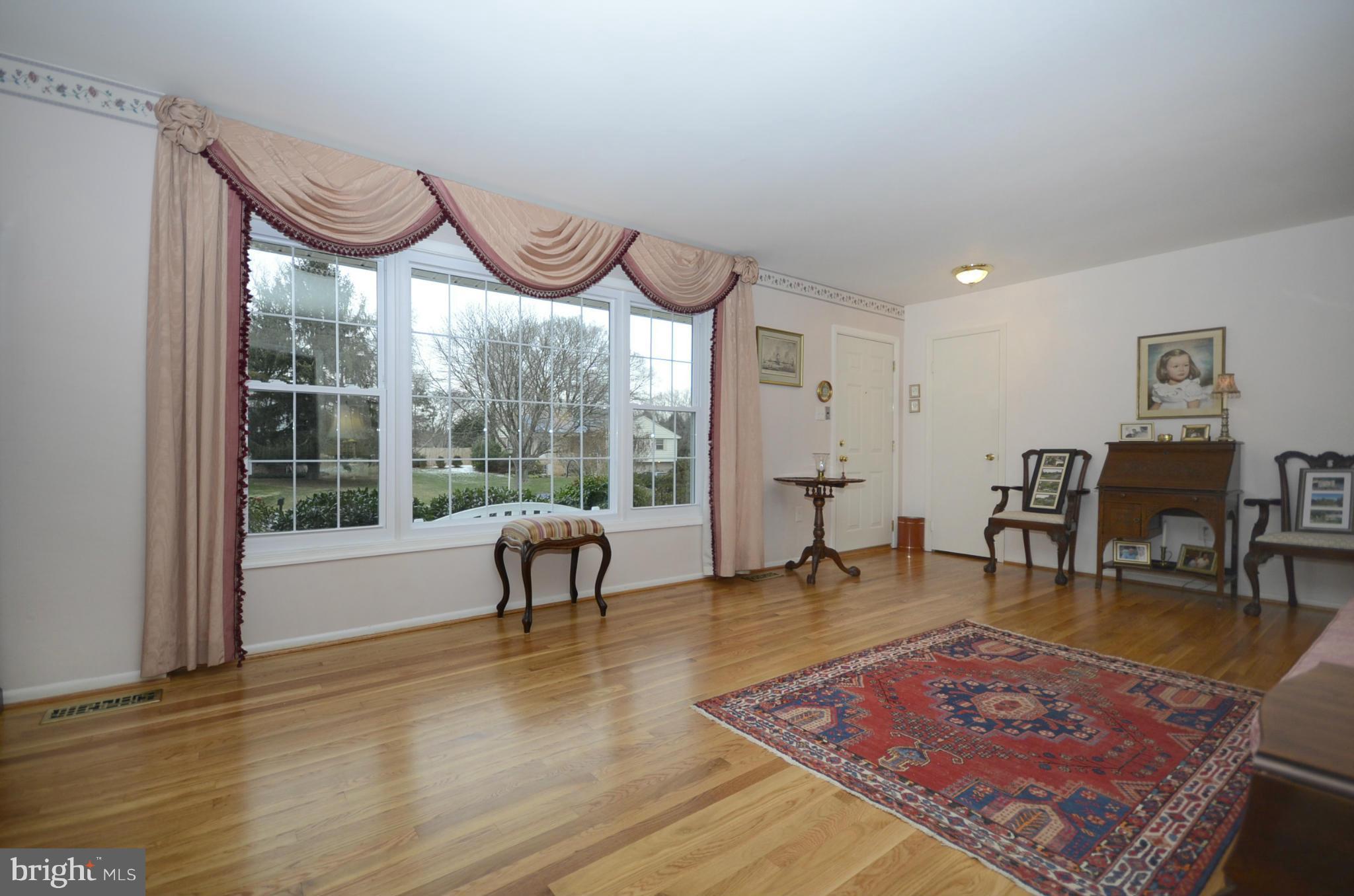 19120 Bloomfield Road Olney, MD 20832 - Photo 9 of 28 Living Room