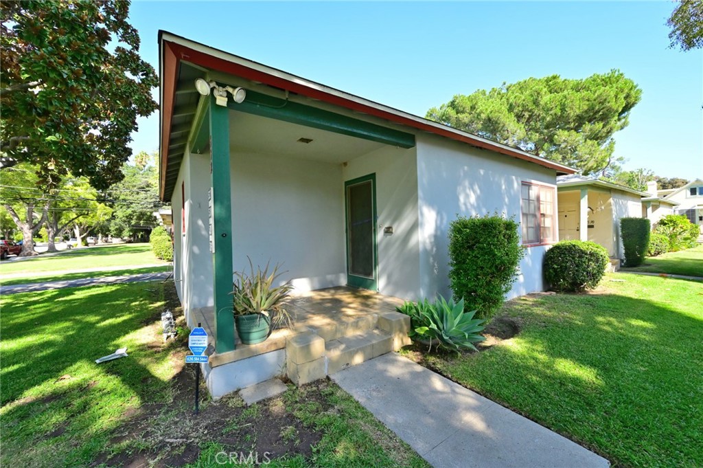 526 North Madison Avenue Pasadena, CA 91101 - Photo 4 of 21 a front view of a house with garden