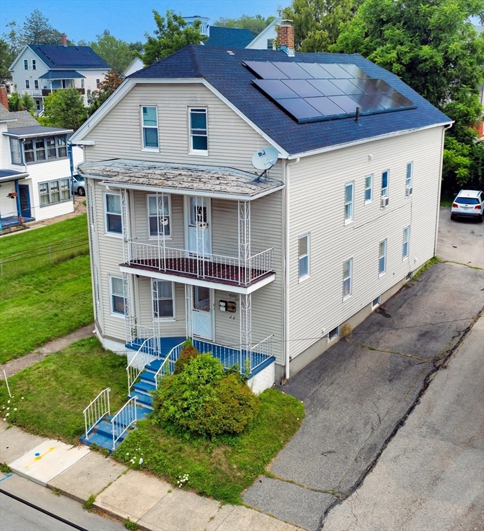 a view of a house with backyard and garden