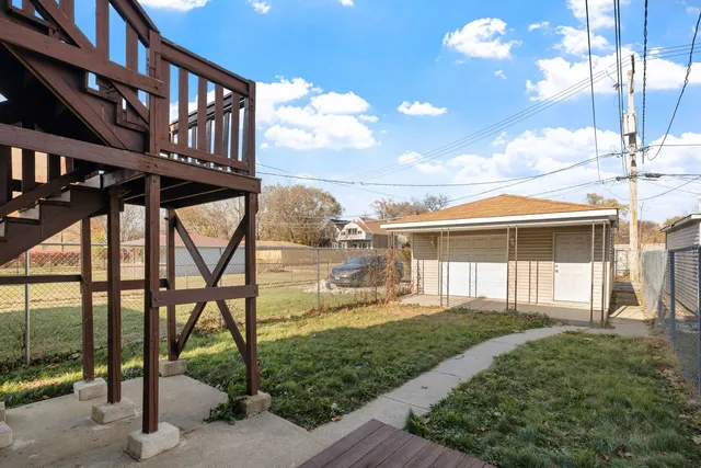 a view of a house with backyard and porch