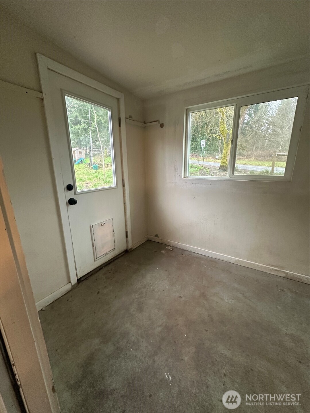 101 Walter Road Winlock, WA 98596 - Photo 16 of 25 an empty room with a window