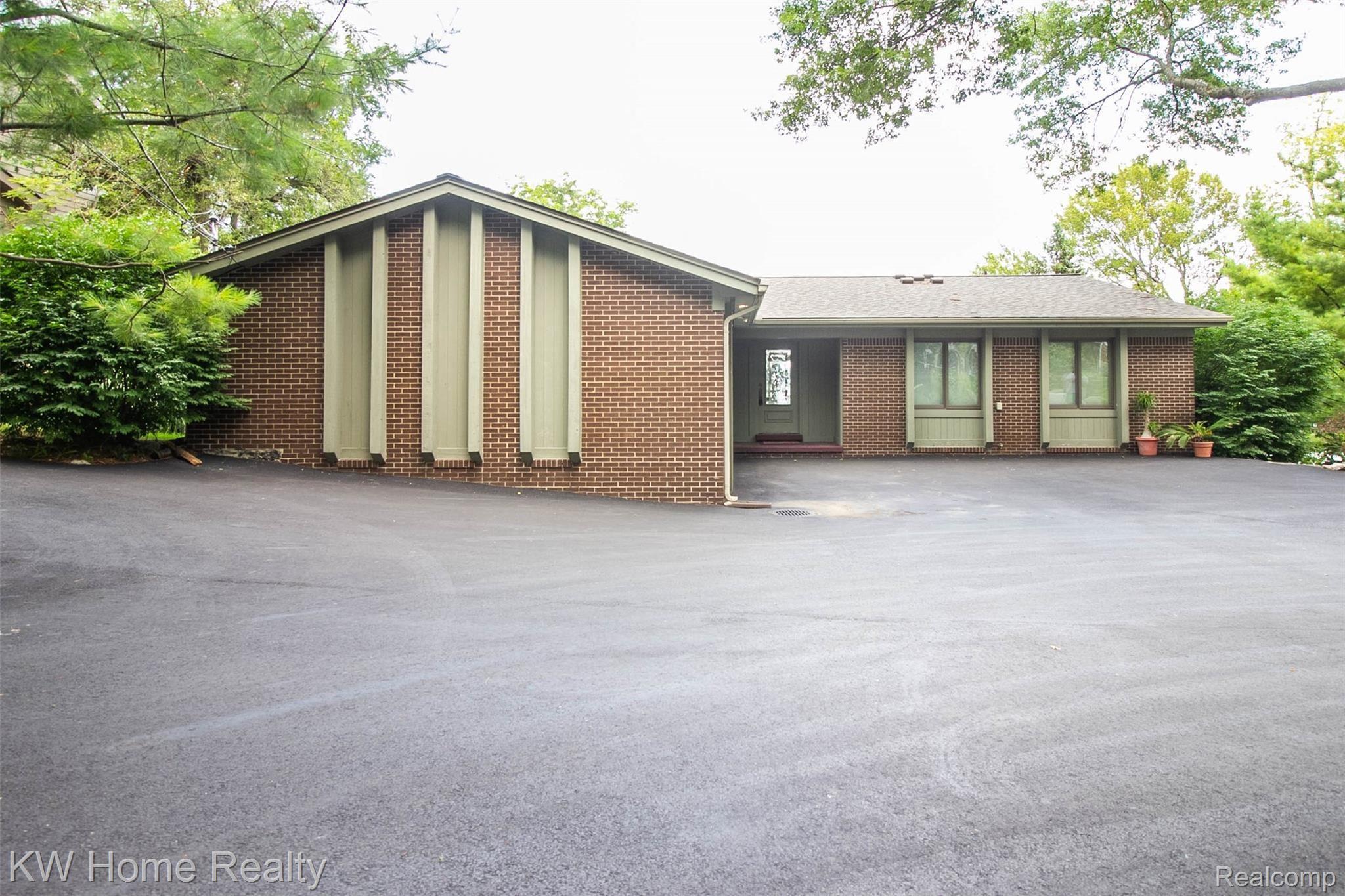 3930 Covert Road Waterford, MI 48328 - Photo 11 of 49 2.jpg