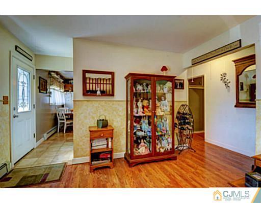 22 Sanders Road Edison, NJ 08817 - Photo 6 of 25 a living room with furniture