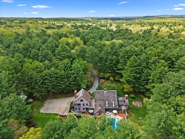 a view of a back yard