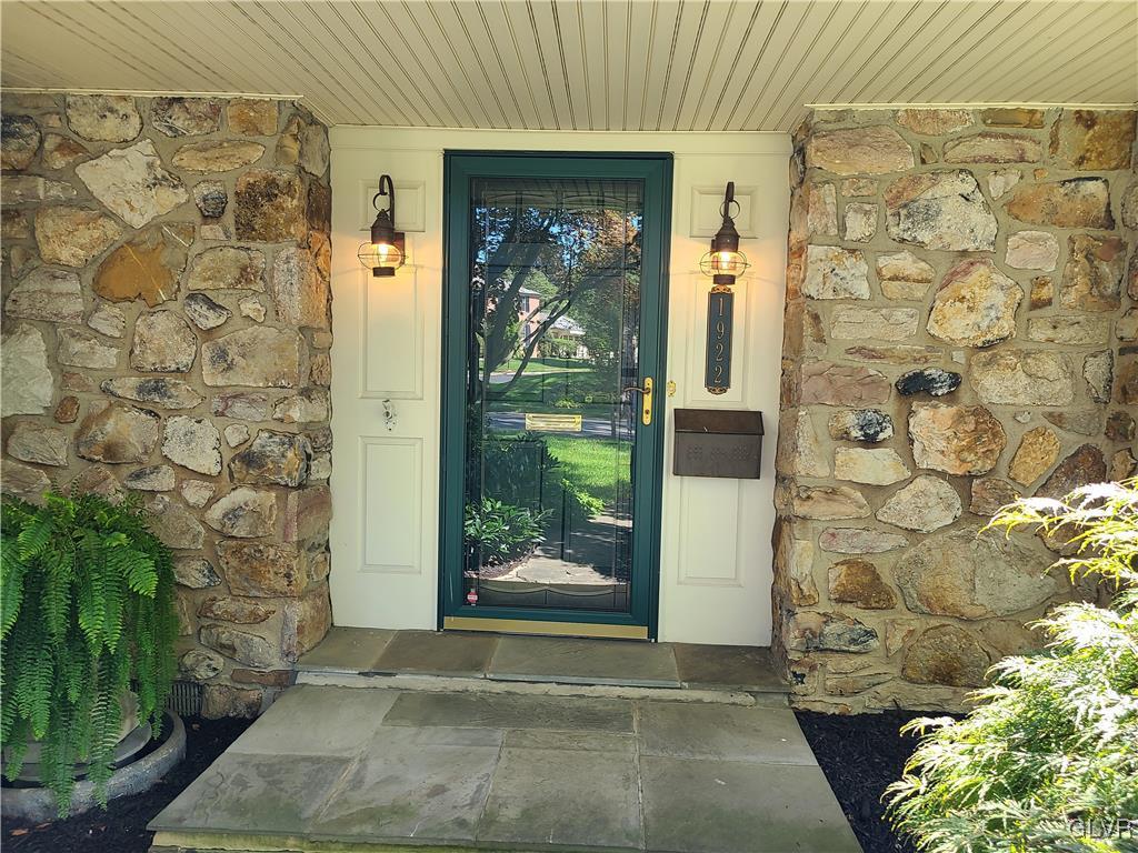 1922 Sycamore Street Bethlehem, PA 18017 - Photo 2 of 18