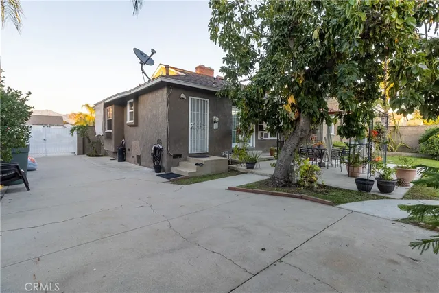 a view of a house with backyard and sitting area