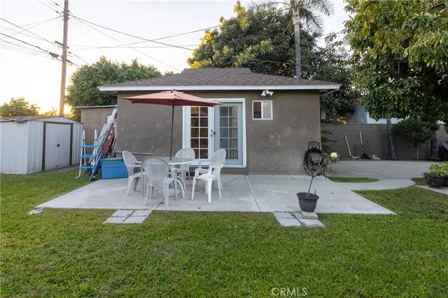 a view of a house with backyard and sitting area