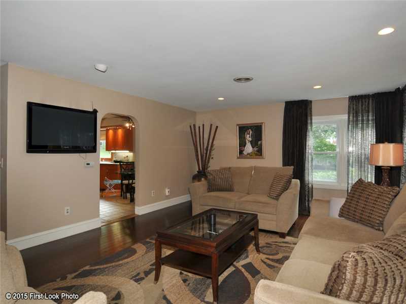26 Chatham Road Cranston, RI 02920 - Photo 4 of 25 Living Room.