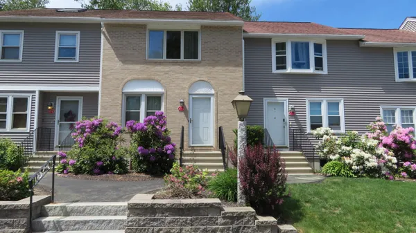 $339,900 | 17 Oakwood Circle, Unit 2, Goffstown, NH 03045
