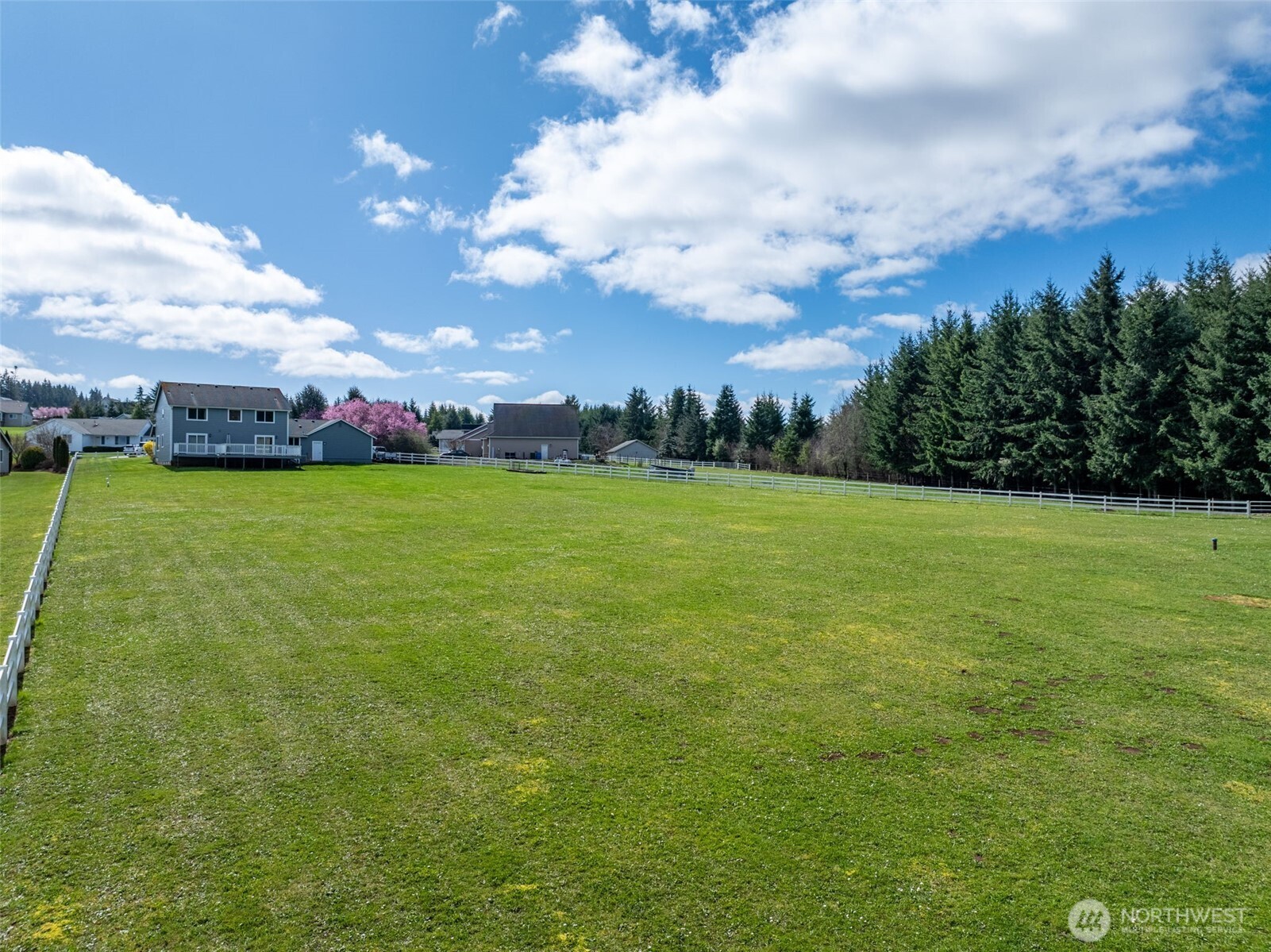 140 Garrett Loop Chehalis, WA 98532 - Photo 35 of 38 a backyard of a house with lots of green space
