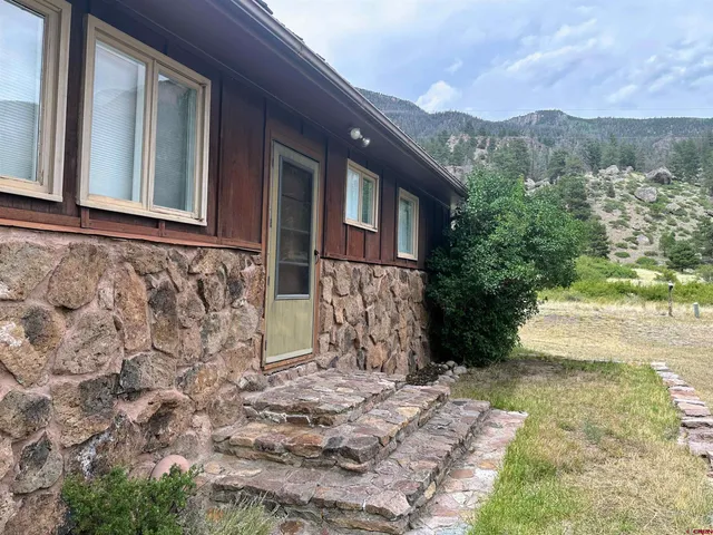 a view of a house with a yard