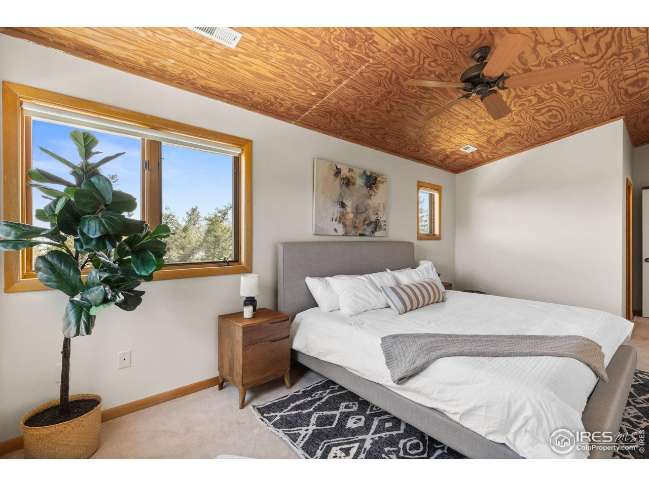 1346 Deer Trail Road Boulder, CO 80302 - Photo 21 of 40 a bedroom with a bed and a potted plant