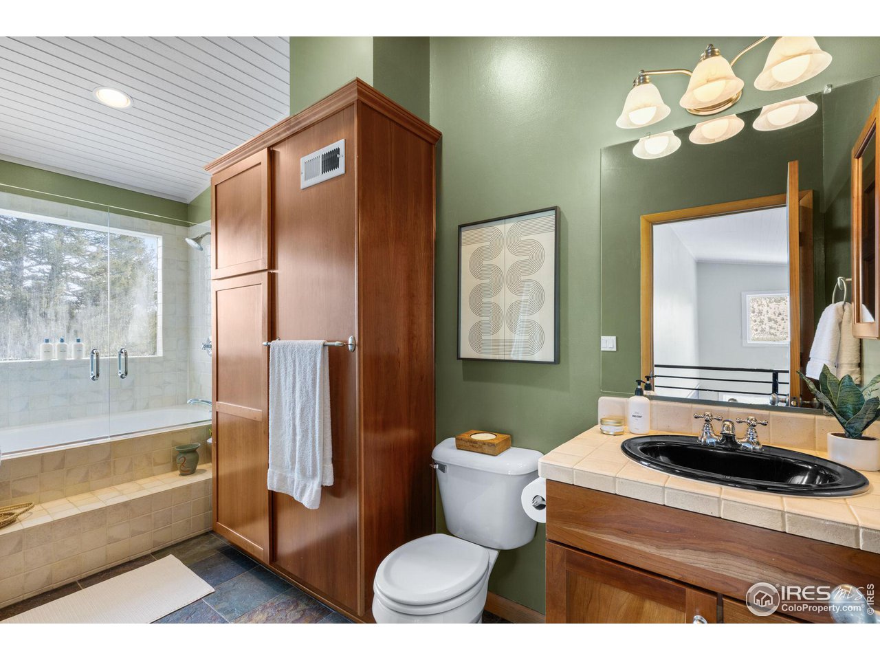 1346 Deer Trail Road Boulder, CO 80302 - Photo 23 of 40 a bathroom with a sink a toilet and bathtub