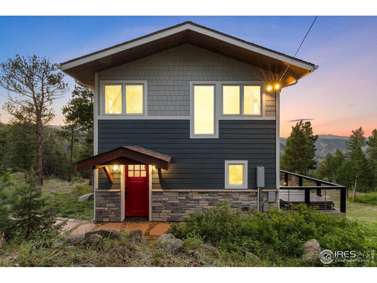 1346 Deer Trail Road Boulder, CO 80302 - Photo 3 of 40 a backyard of a house with lots of green space