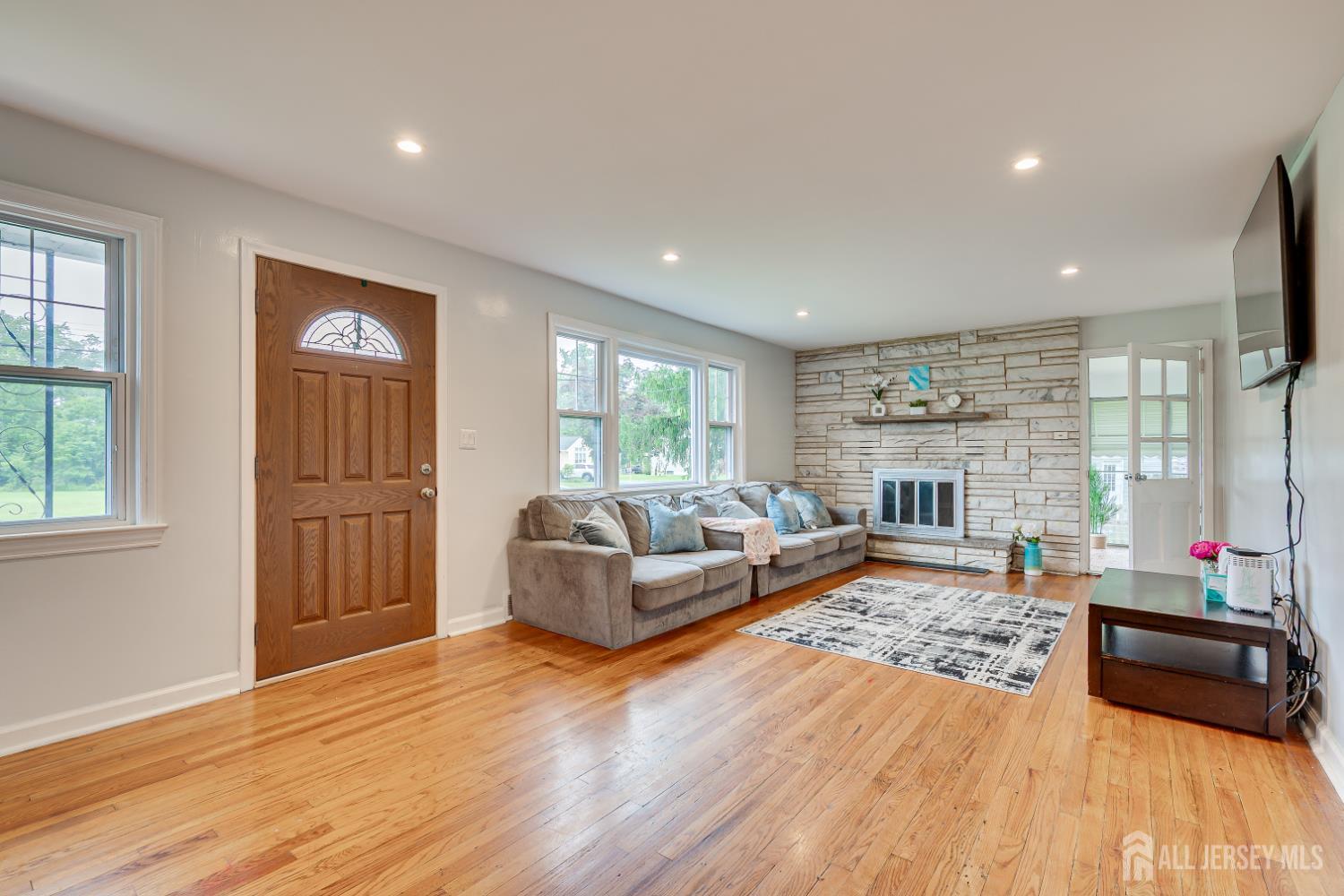 113 Dutch Neck Road Hightstown, NJ 08520 - Photo 6 of 36