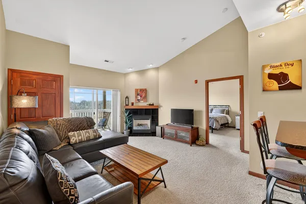 $279,900 | 230 Hilldale Drive, Unit 1304, Hartford, WI 53027