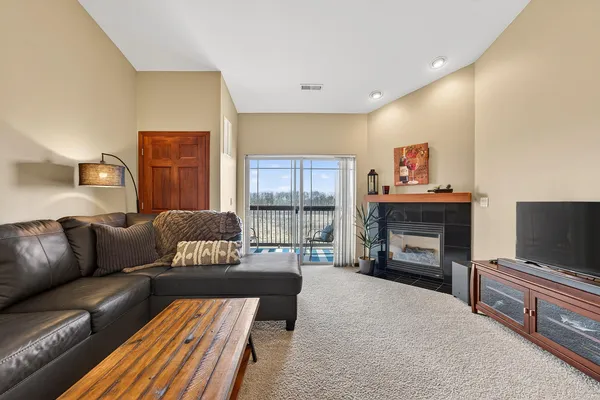 $279,900 | 230 Hilldale Drive, Unit 1304, Hartford, WI 53027