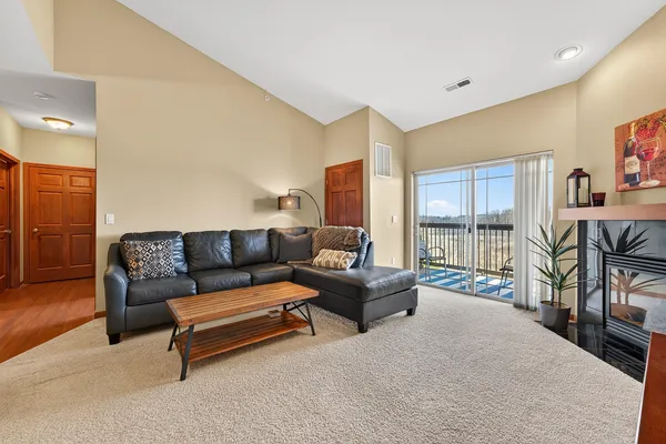 $279,900 | 230 Hilldale Drive, Unit 1304, Hartford, WI 53027