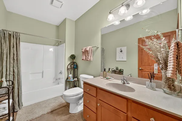 $279,900 | 230 Hilldale Drive, Unit 1304, Hartford, WI 53027