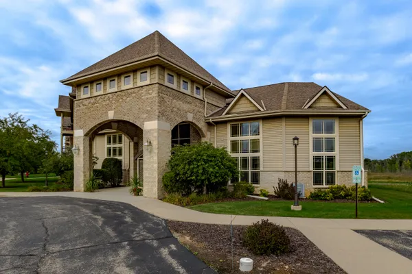 $279,900 | 230 Hilldale Drive, Unit 1304, Hartford, WI 53027