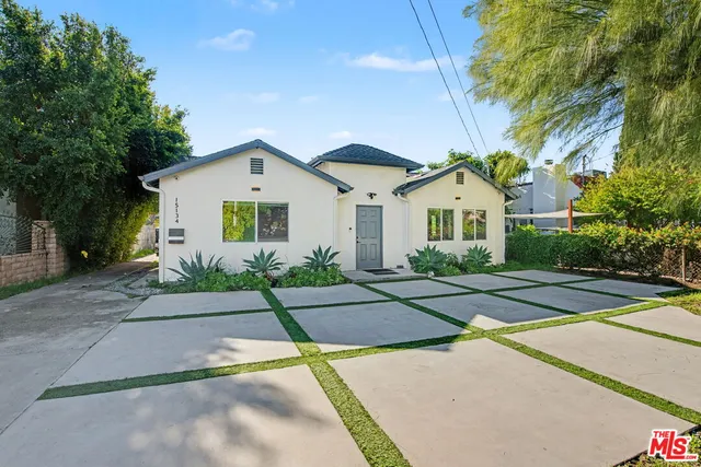 a view of front a house with a yard