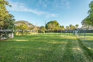 9940 Southwest 62nd Street Miami, FL 33173 - Photo 4 of 28 privacy with a huge backyard