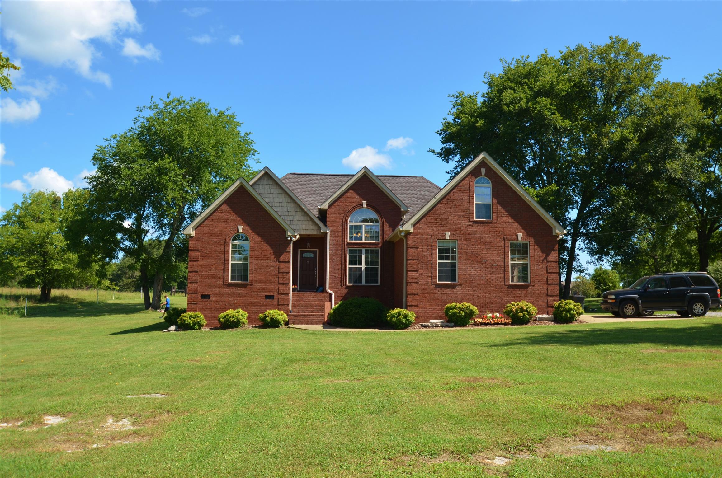 391 Vesta Road Lebanon, TN 37090 - Photo 2 of 24 a front view of a house with garden