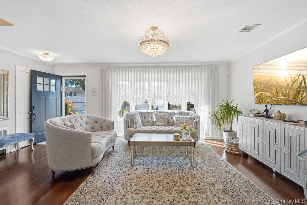 20 Vista Road Plainview, NY 11803 - Photo 8 of 37 a living room with furniture and a window
