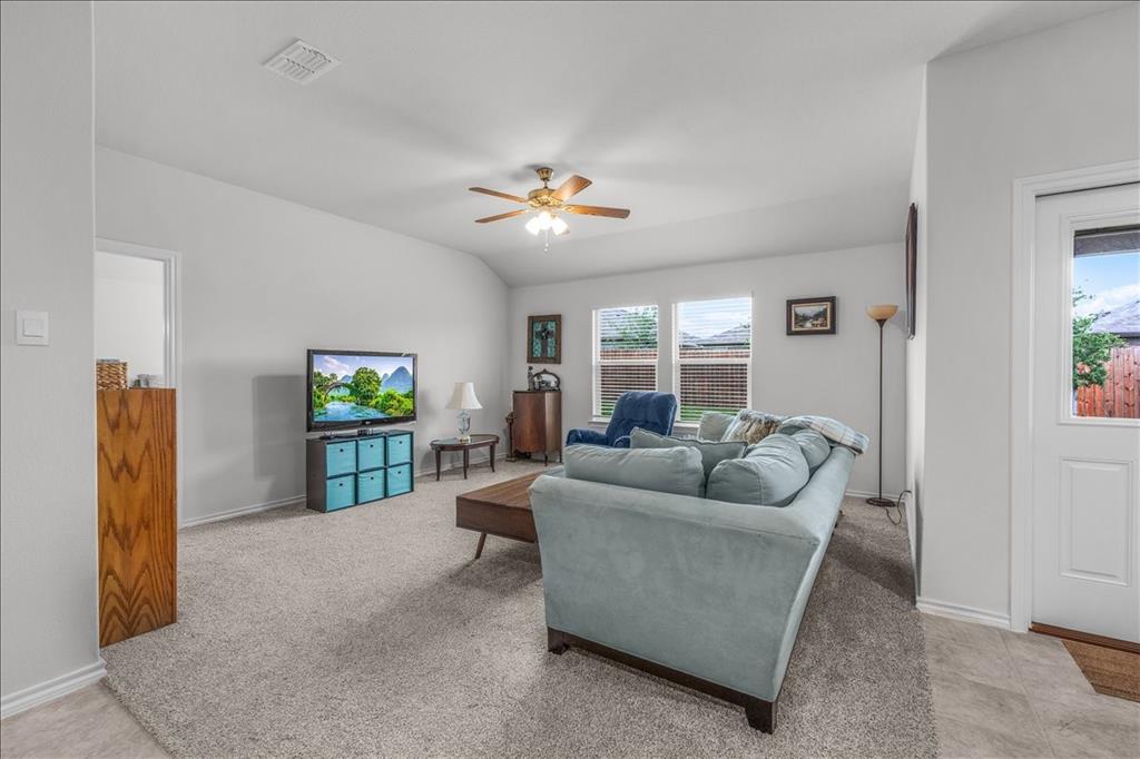 513 Derby Lane Springtown, TX 76082 - Photo 6 of 28