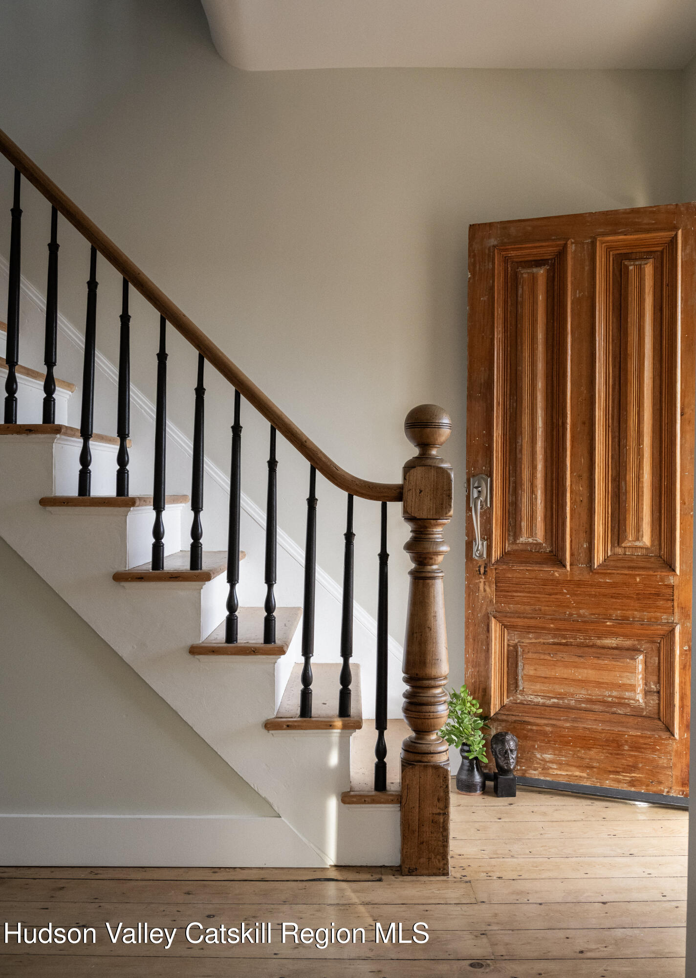 2859 Atlantic Avenue Hudson, NY 12534 - Photo 4 of 32 a view of entryway