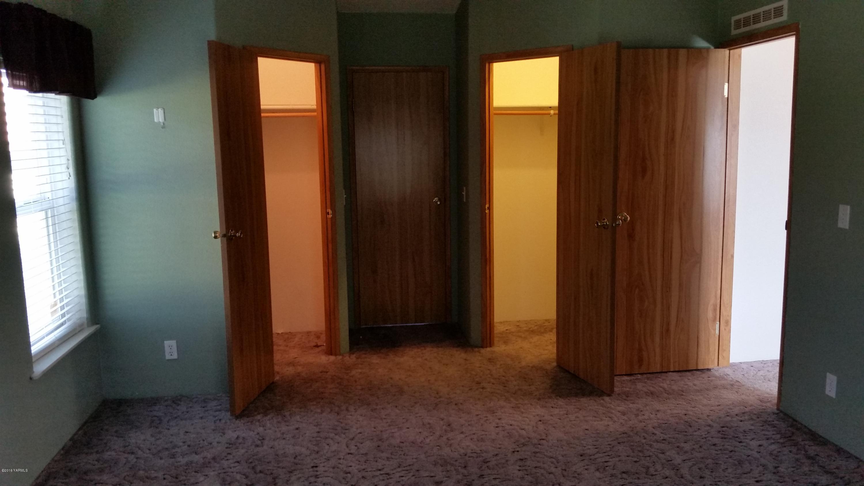 2211 Rosenkranz Road Tieton, WA 98947 - Photo 18 of 29 an empty room with windows and closet