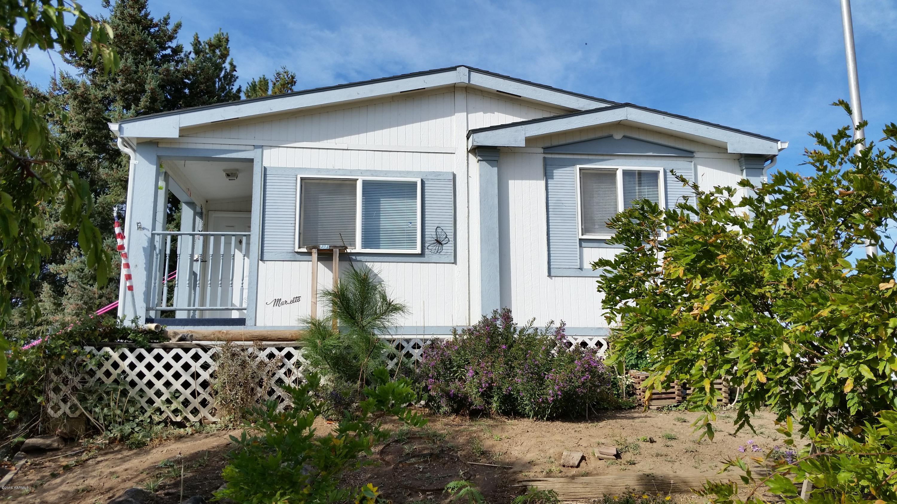 2211 Rosenkranz Road Tieton, WA 98947 - Photo 3 of 29 a front view of a house with a yard