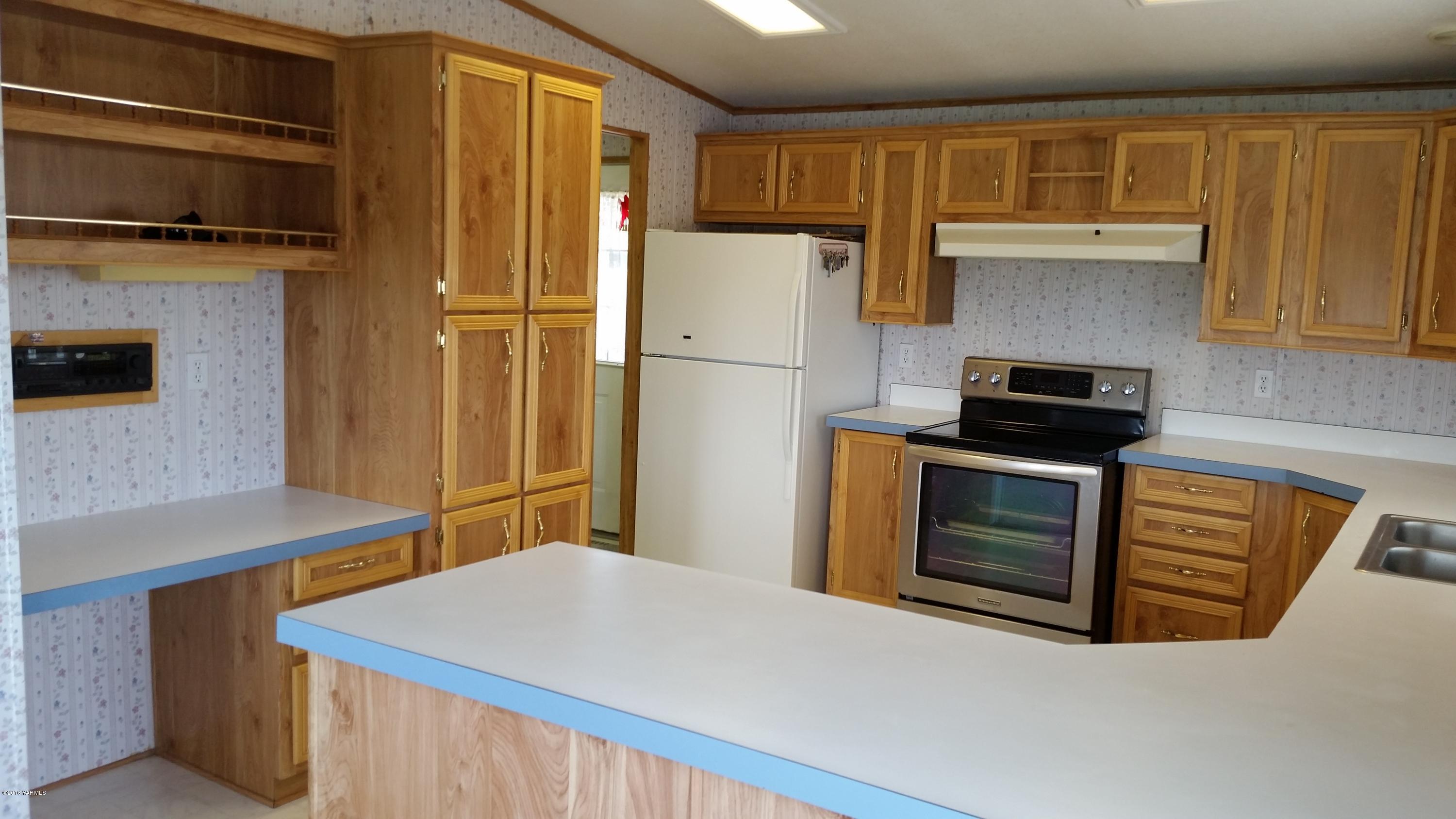 2211 Rosenkranz Road Tieton, WA 98947 - Photo 25 of 29 a kitchen with stainless steel appliances a refrigerator and a stove top oven