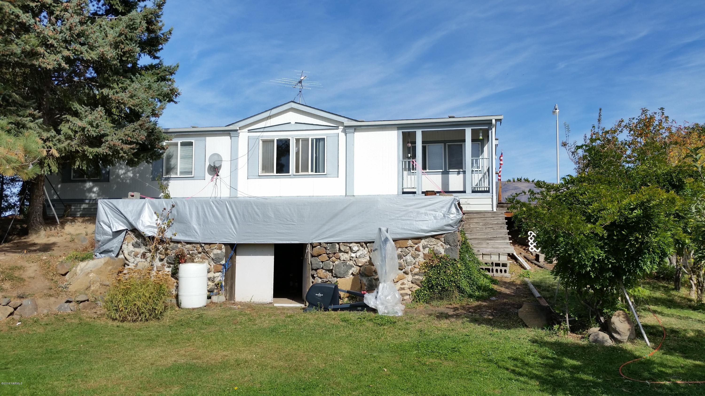 2211 Rosenkranz Road Tieton, WA 98947 - Photo 4 of 29 a front view of a house with a yard