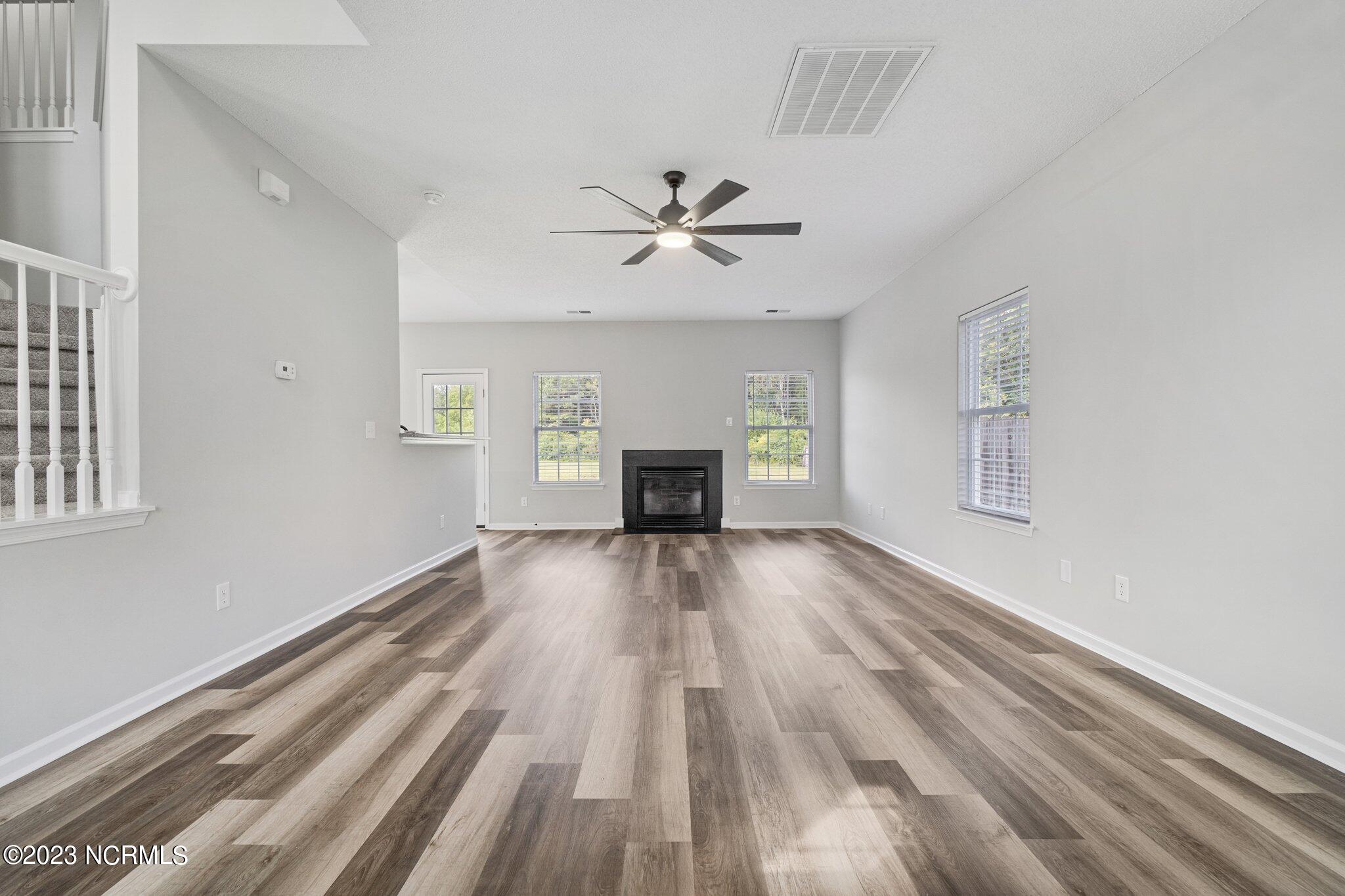 242 Green View Road Moyock, NC 27958 - Photo 8 of 32 Large living room