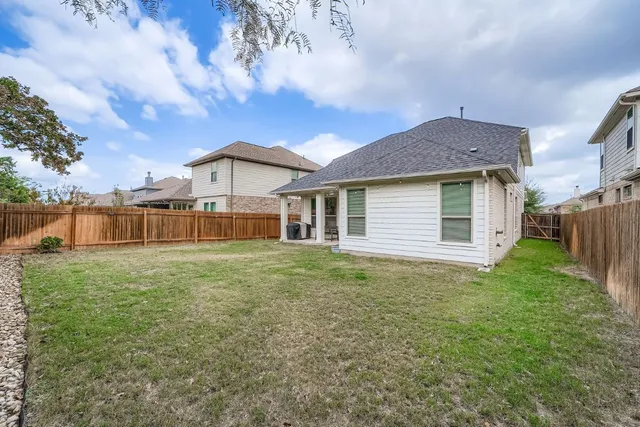 a view of a house with backyard and garden