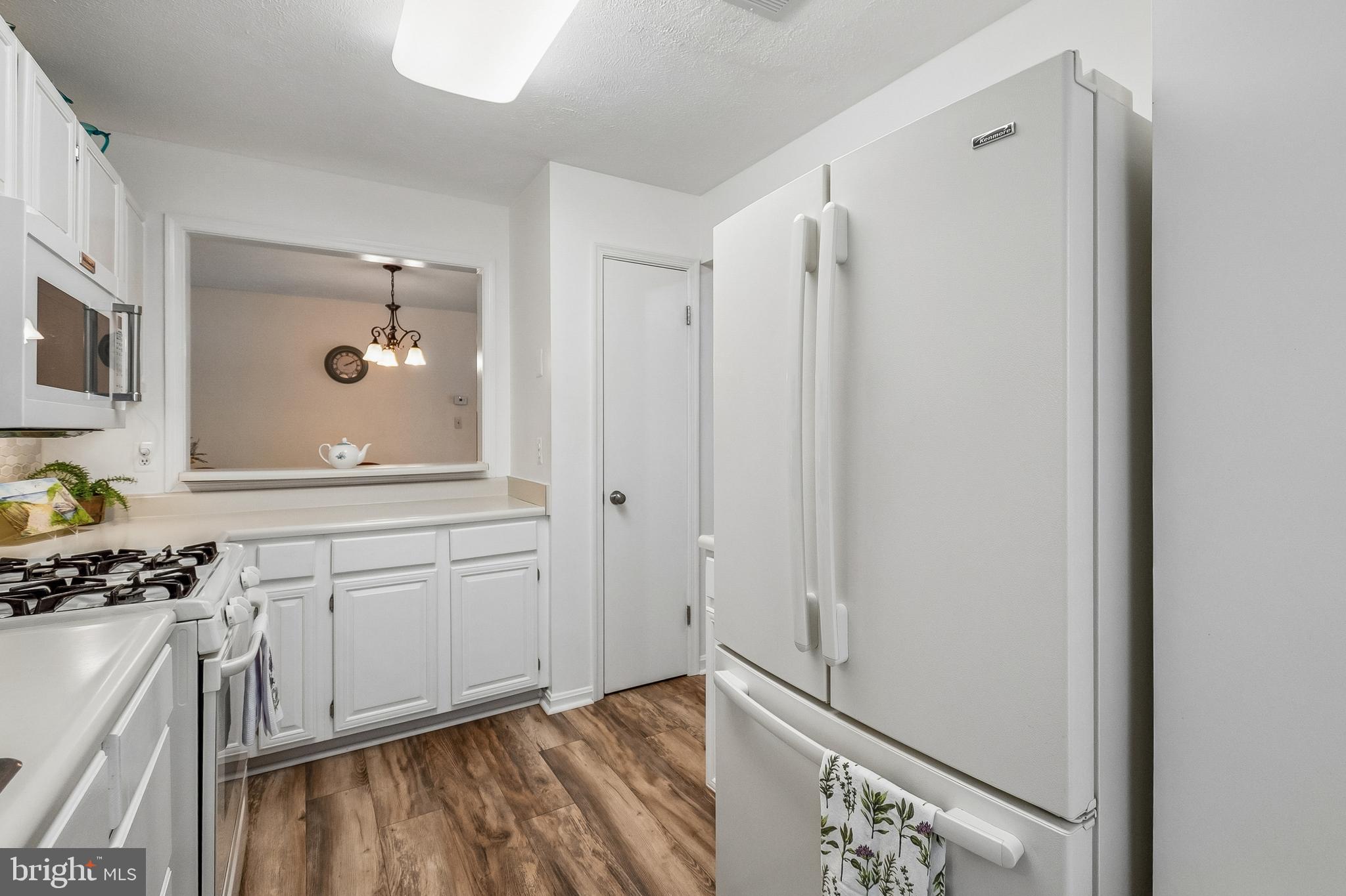 10090 Oakton Terrace Road Oakton, VA 22124 - Photo 5 of 23