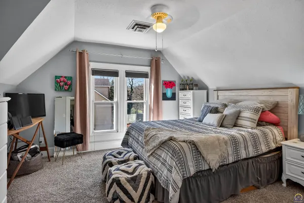 $354,500 | 909 Washington Avenue, Holton, KS 66436
