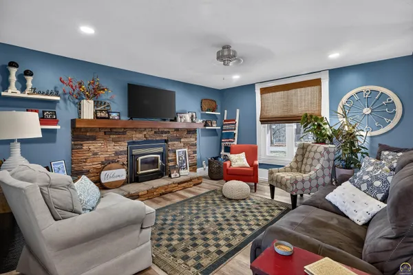 $354,500 | 909 Washington Avenue, Holton, KS 66436