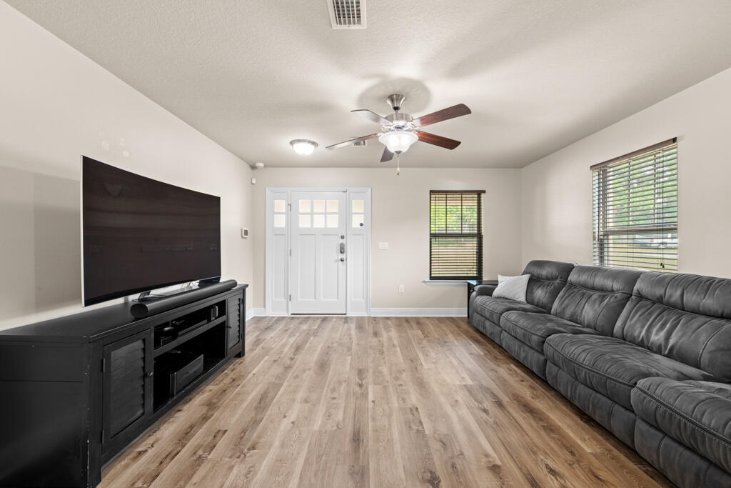 213 Silverton Loop Crestview, FL 32536 - Photo 7 of 35 DSC_3805