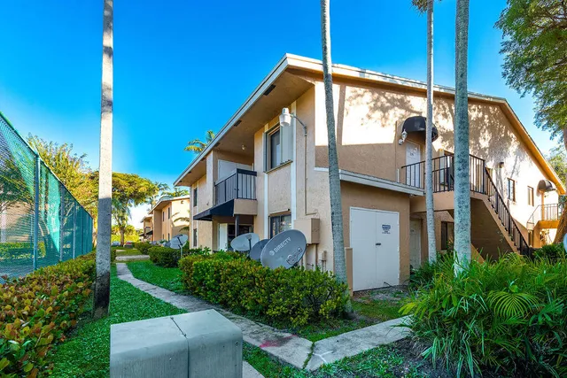 a view of a yard with a house