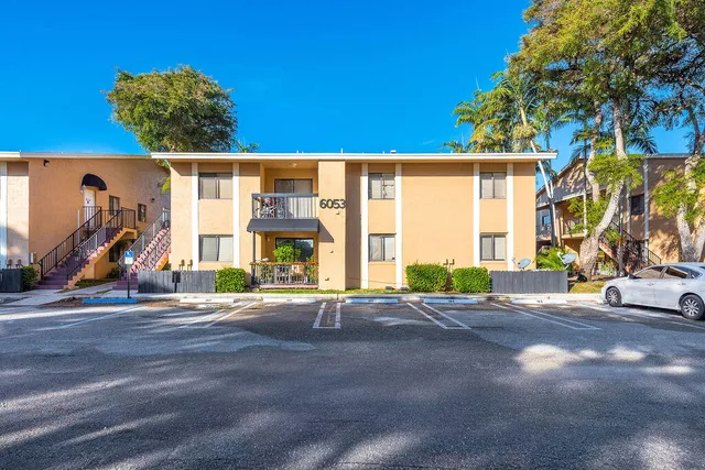 $1,900 | 6053 10th Avenue North, Unit 239, Lake Worth, FL 33463